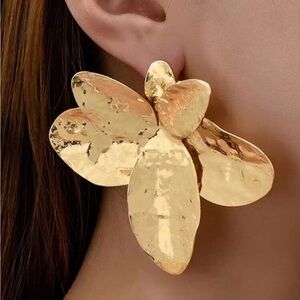 Elegant Gold Flower Earrings